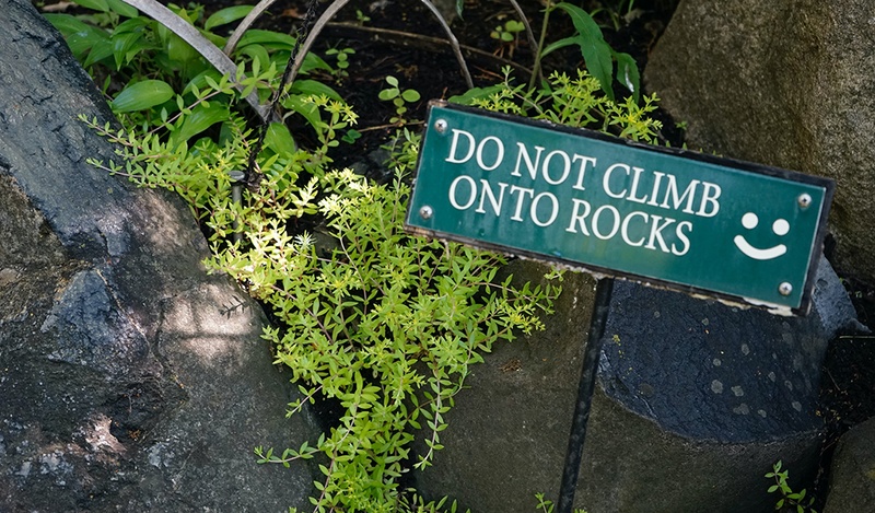 don't climb on rocks sign